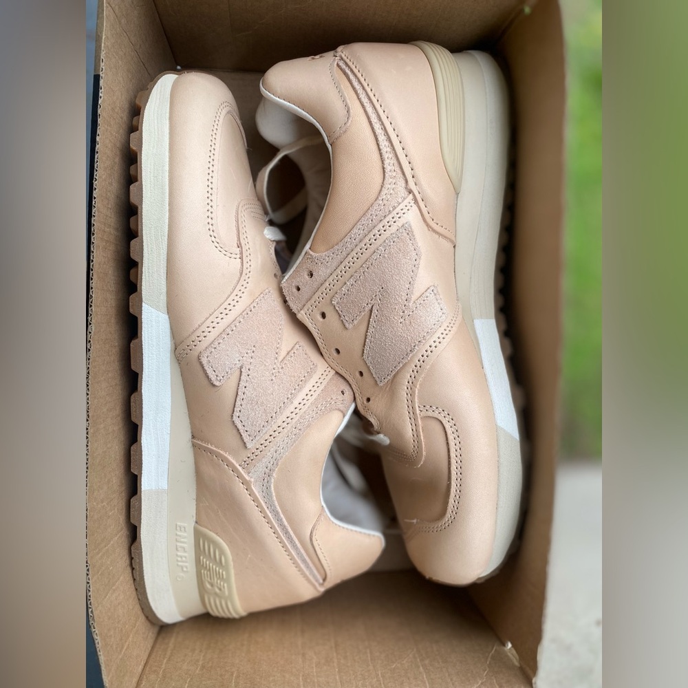 •	Brand: New Balance
	•	Model: 576
	•	Material: Veg Tan Leather
	•	Color: Tan